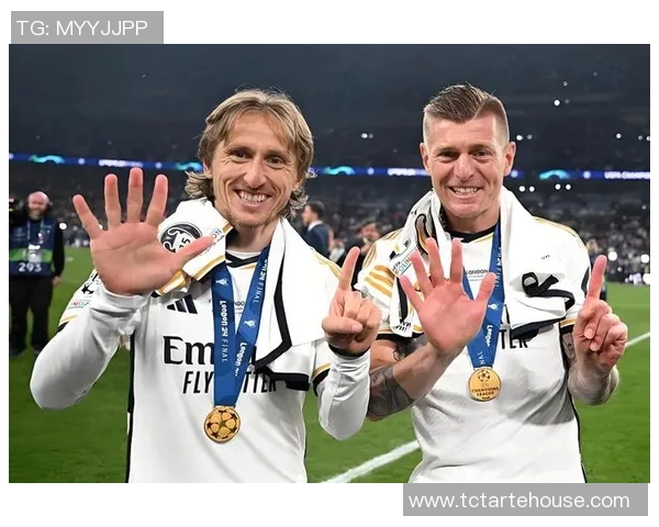 克罗斯在足球世界的传奇之路与未来展望：从天才少年到中场大师的成长历程