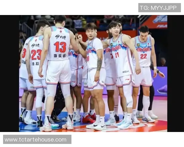 新疆对阵辽宁篮球赛实时比分更新与精彩瞬间回顾 新疆对阵辽宁篮球赛实时比分更新与精彩瞬间回顾