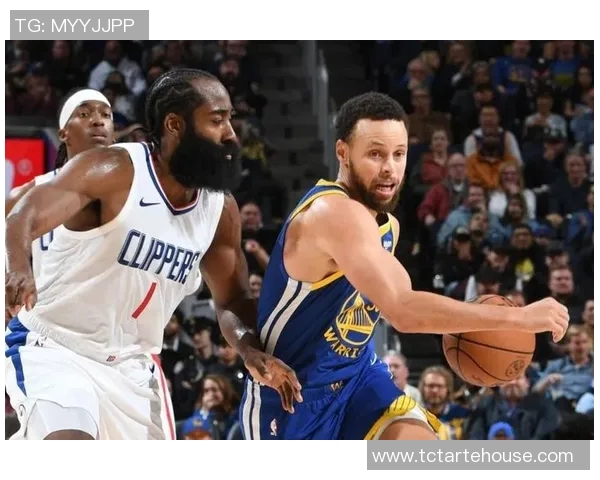 库里在对阵快船时精彩晃倒保罗展现超凡球技引发球迷热议